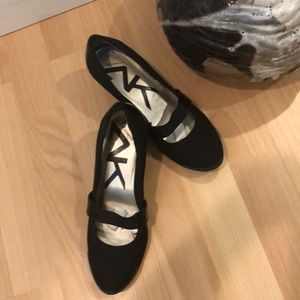 Comfy classy black shoes